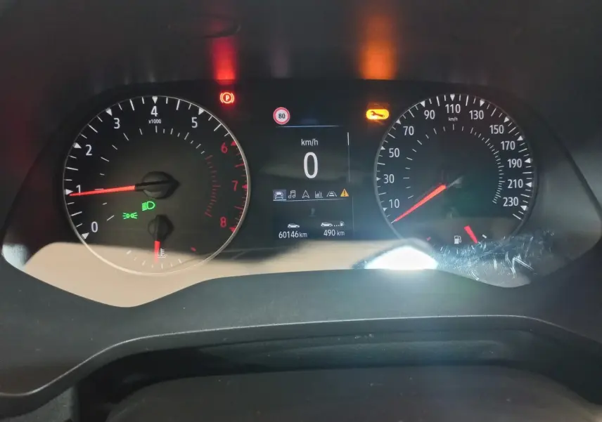 Tableau de bord du Renault Captur Business TCe 100 2020, affichage numérique et compte-tours en vue frontale.