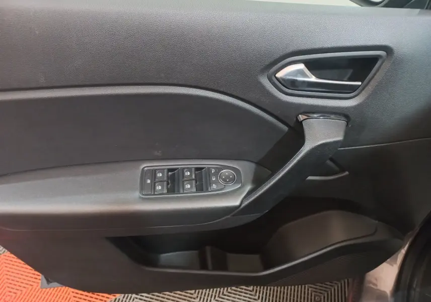 Poignée et commandes des vitres côté conducteur du Renault Captur Business TCe 100 gris clair, vue intérieure de la portière.