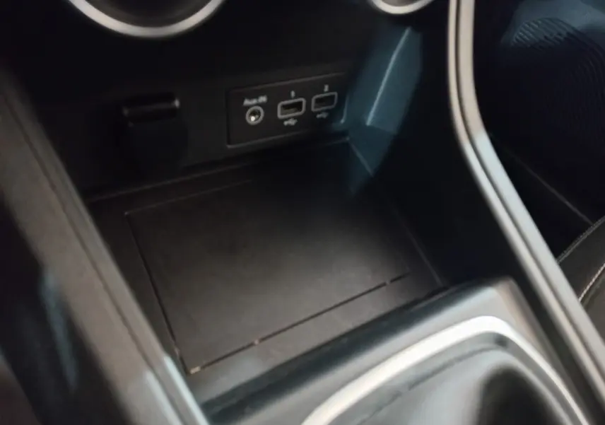 Gros plan sur la console centrale noire du Renault Captur Business TCe 100 2020 avec ports USB et prise auxiliaire.