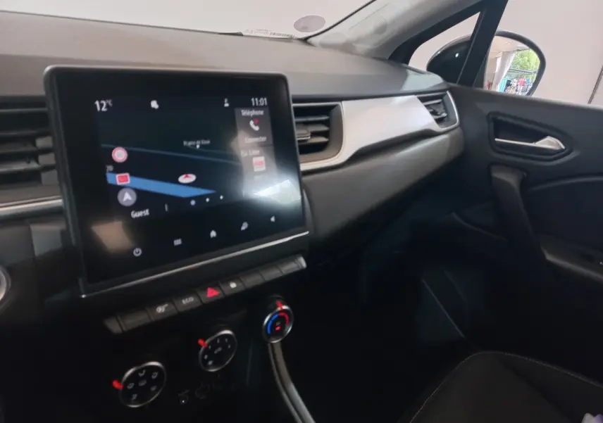 Intérieur du Renault Captur Business 2020, vue côté passager, tableau de bord noir avec écran tactile et commandes climatisation.