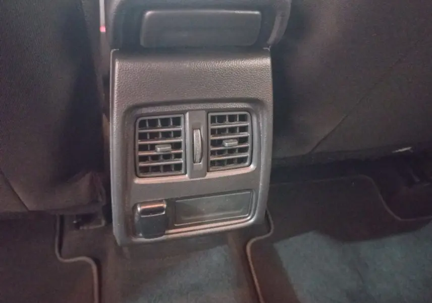 Gros plan sur la console arrière avec bouches d'aération et prise 12V du Renault Captur Business gris clair 2020.