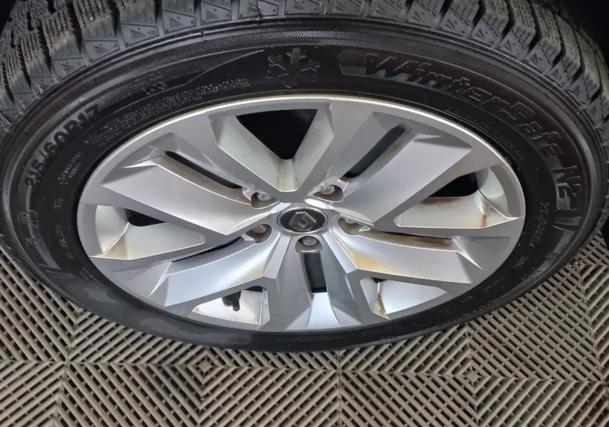 Gros plan sur la jante alliage argentée avec logo Renault au centre, montée sur pneu hiver WinterSafe N2.