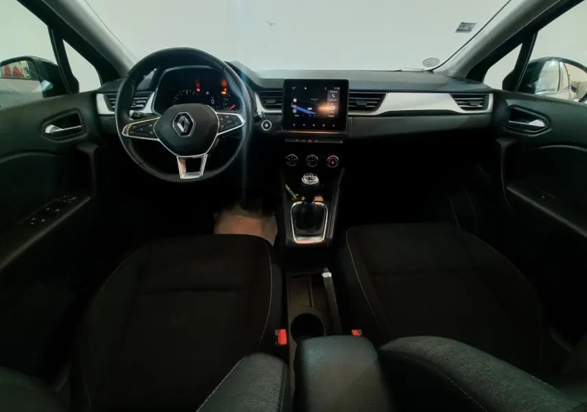Vue intérieure frontale du Renault Captur Business 2020, tableau de bord noir avec écran tactile central et volant multifonctions.
