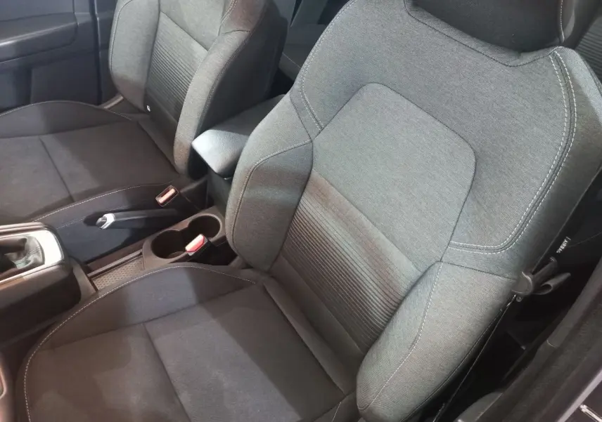 Gros plan sur les sièges avant gris clair du Renault Captur Business TCe 100 2020, avec console centrale visible.