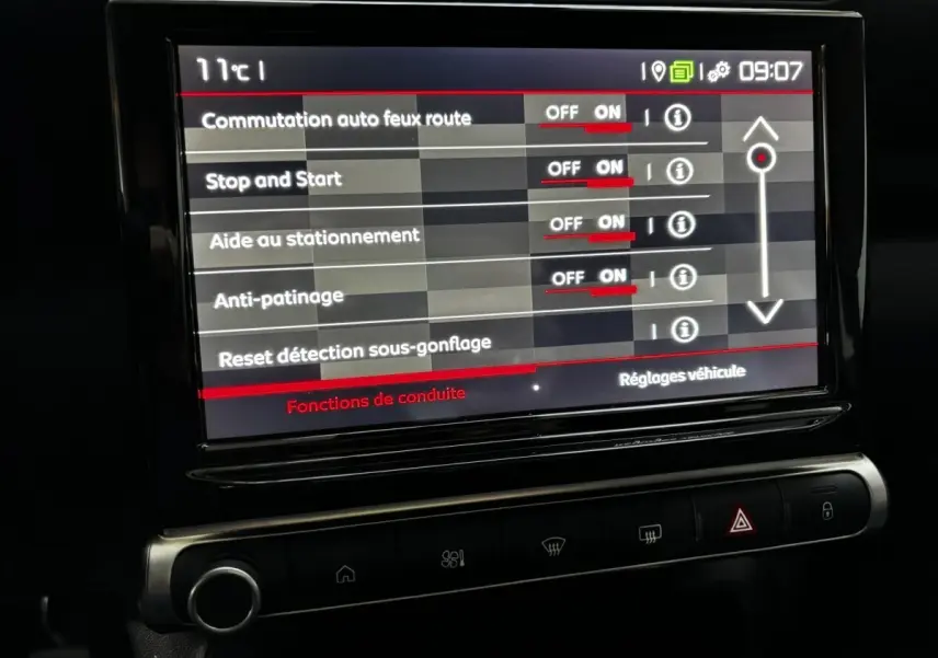 Écran tactile central du tableau de bord de la Citroën C3 Aircross 2024 affichant les réglages d'aide à la conduite.