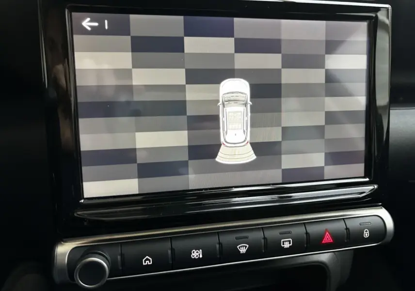 Écran tactile central affichant la vue de caméra de recul du Citroën C3 Aircross gris foncé, tableau de bord intérieur.