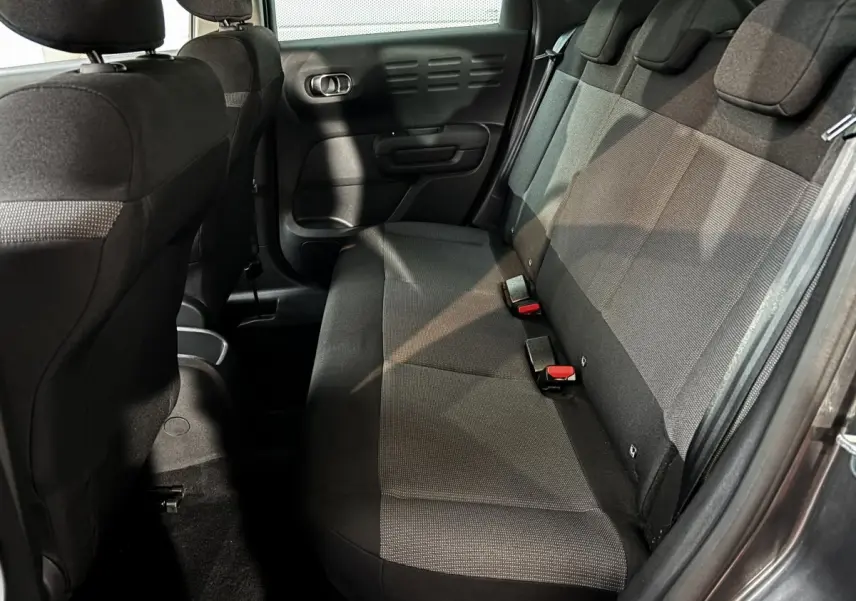 Vue intérieure côté droit sur la banquette arrière noire et grise de la Citroën C3 Aircross 2024 PureTech 110 BVM6 Plus