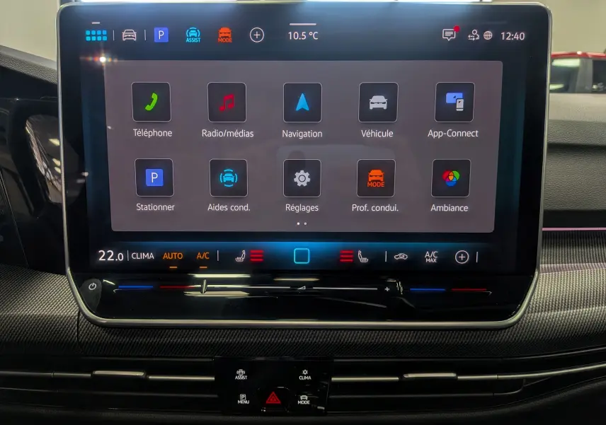 Écran tactile central de la Volkswagen Golf 1.5 eTSI 2025 affichant les menus de navigation, médias et réglages du véhicule.