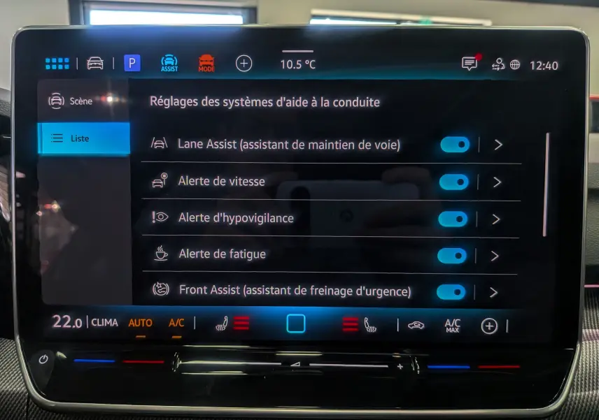 Écran tactile intérieur de la Volkswagen Golf 1.5 eTSI R-Line 2025 affichant les réglages d’aides à la conduite.