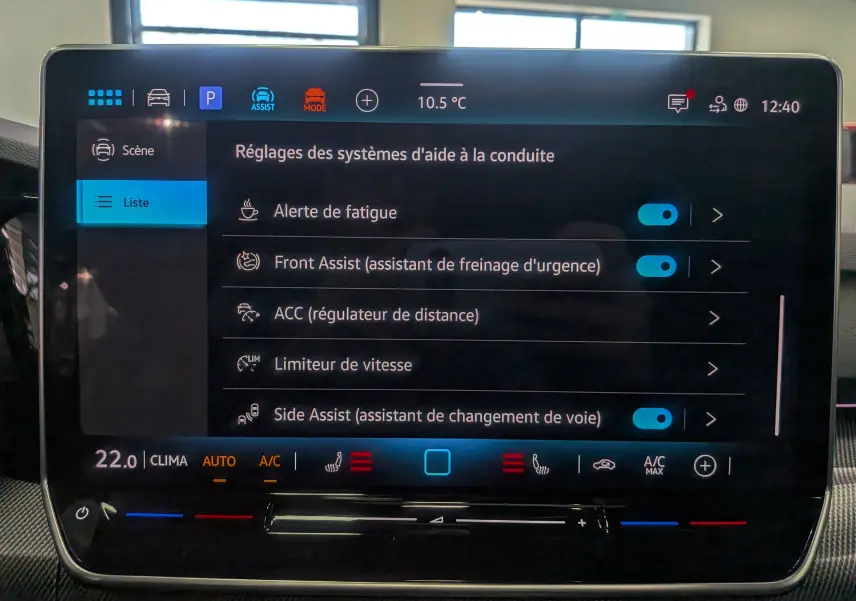 Écran tactile central de la Volkswagen Golf 1.5 eTSI R-Line 2025 affichant les réglages d'aide à la conduite.