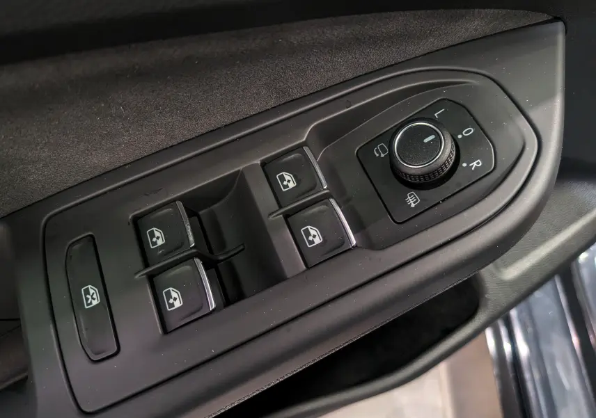 Commande des vitres et réglage des rétroviseurs côté conducteur dans une Volkswagen Golf gris Dauphin 2025 R-Line.