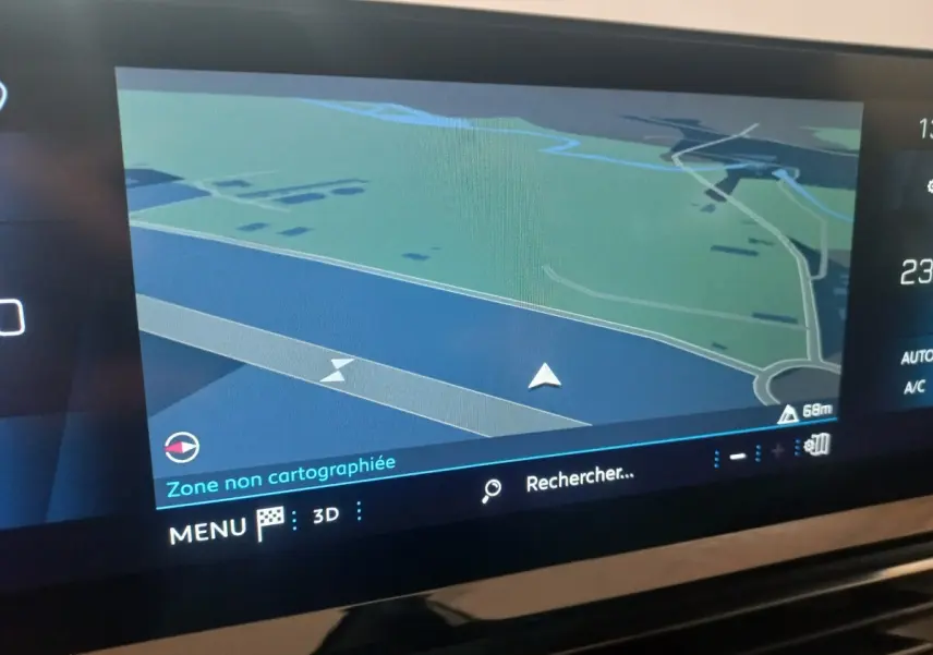 Écran tactile du système de navigation 3D du Peugeot 3008 GT, affichage couleur avec carte et menu visible.