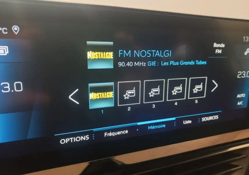 Écran tactile central du Peugeot 3008 gris clair, affichant la radio FM Nostalgie en mode multimédia.