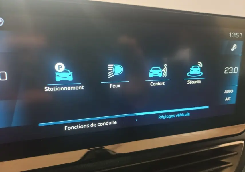 Écran tactile central du Peugeot 3008 GT 2022 affichant les réglages de stationnement, feux, confort et sécurité.