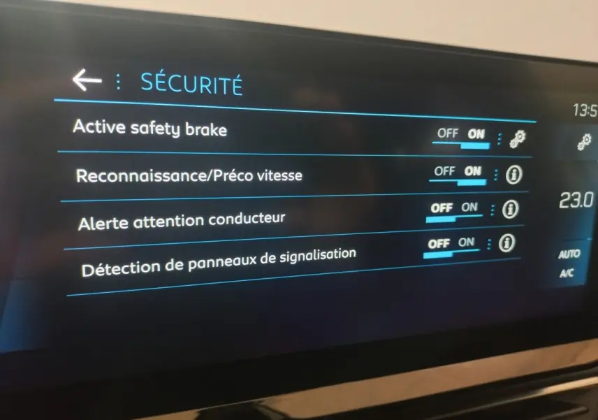 Écran tactile intérieur du Peugeot 3008 gris clair affichant les réglages de sécurité activés.