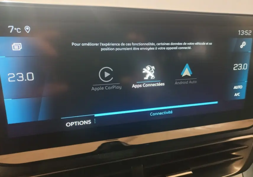 Écran tactile central du Peugeot 3008 gris clair 2022 affichant Apple CarPlay et Android Auto.