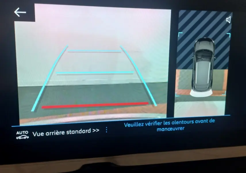 Affichage écran de caméra de recul et vue aérienne du Peugeot 3008 gris clair en stationnement.