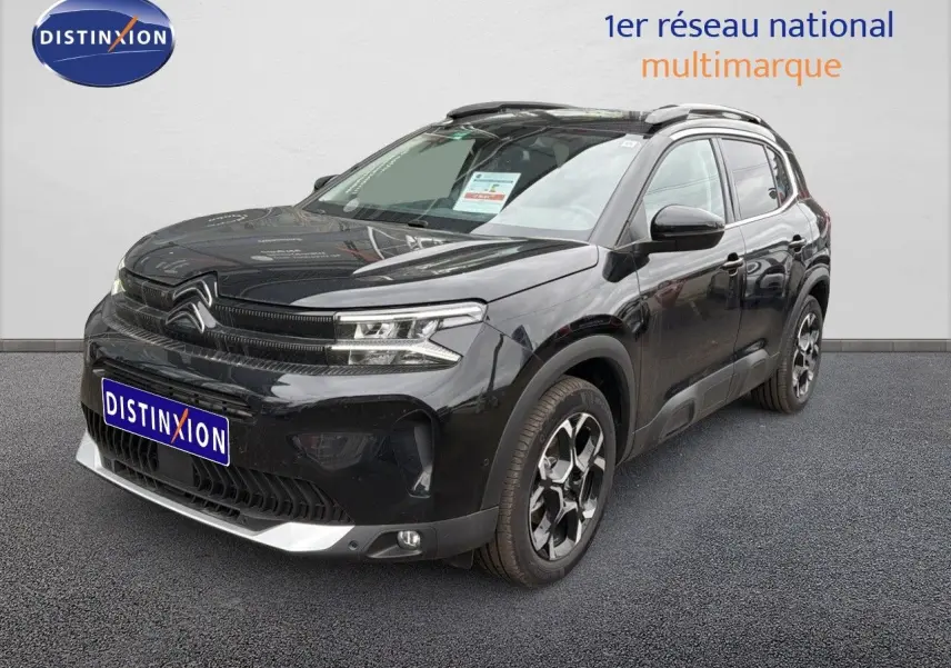 SUV Citroën C5 Aircross noir métal vu en 3/4 avant droit, avec jantes bicolores et calandre moderne.
