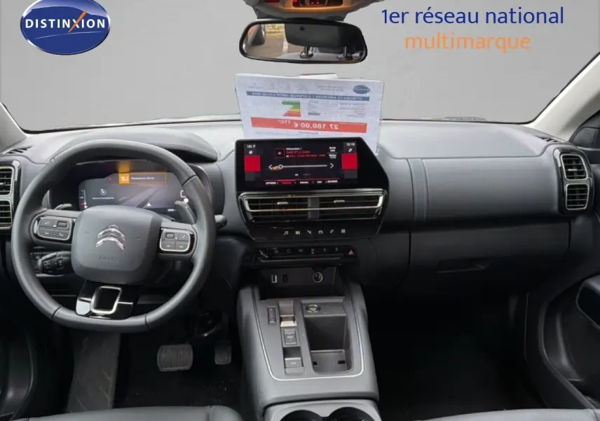 Vue intérieure du tableau de bord et volant noir du Citroën C5 Aircross 2025 avec écran tactile central et console moderne.