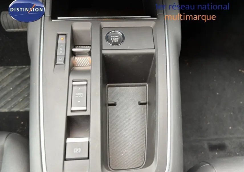 Vue plongeante sur la console centrale grise avec bouton start/stop et commandes de boîte automatique du Citroën C5 Aircross noir.