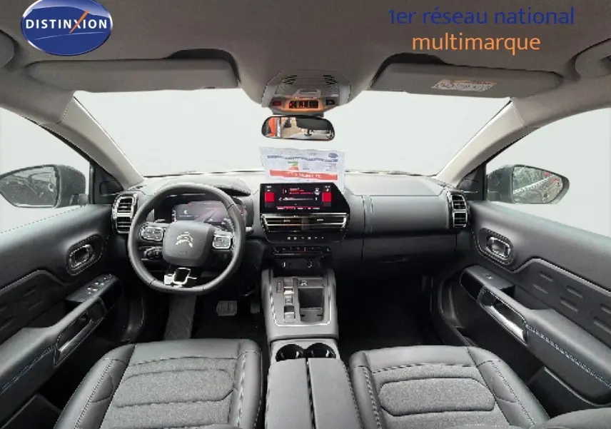 Vue intérieure avant du Citroën C5 Aircross noir métal 2025, avec tableau de bord digital et volant multifonction.