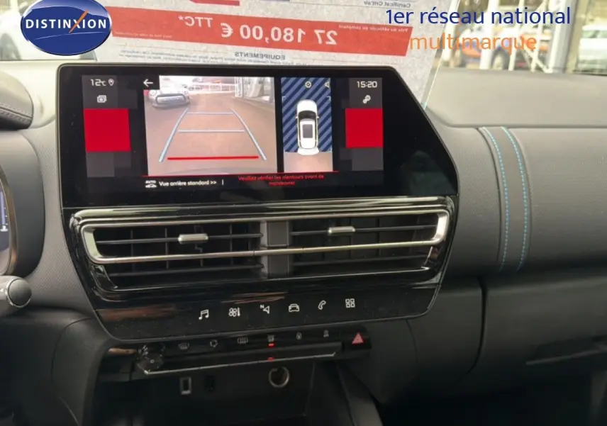 Écran tactile central affichant la caméra de recul dans l’habitacle noir avec surpiqûres bleues du Citroën C5 Aircross.