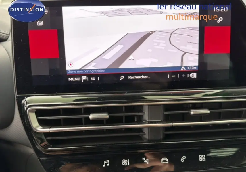 Écran tactile central avec navigation 3D et commandes tactiles sur tableau de bord noir du Citroën C5 Aircross.
