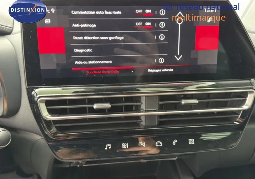 Détail de la console centrale avec écran tactile affichant les réglages d’aide à la conduite sur Citroën C5 Aircross noir métal.