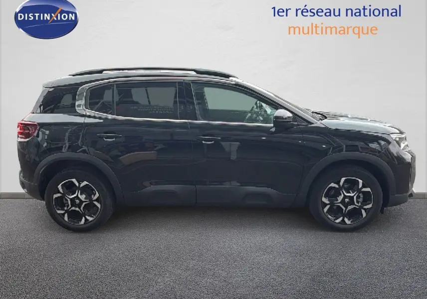 Profil droit d'un Citroën C5 Aircross noir métal 2025 avec jantes alliage et toit panoramique.