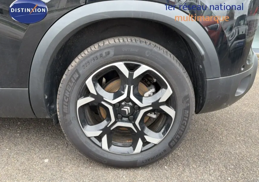 Gros plan sur la roue arrière droite noire métal du Citroën C5 Aircross 2025 avec jante alliage bicolore distinctive.