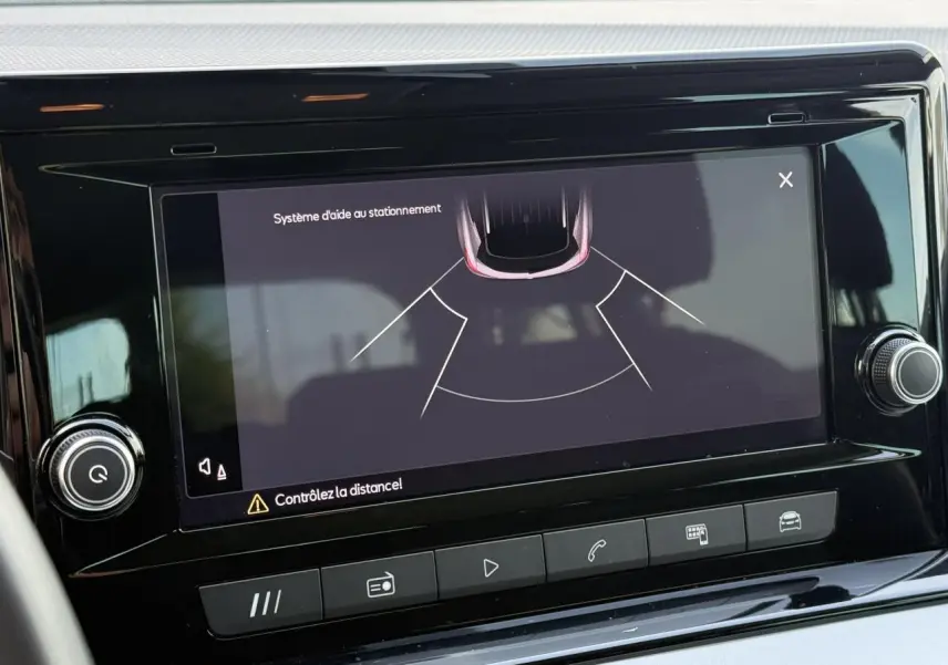 Écran tactile du système d’aide au stationnement dans l’habitacle d’un SEAT Arona 2025.
