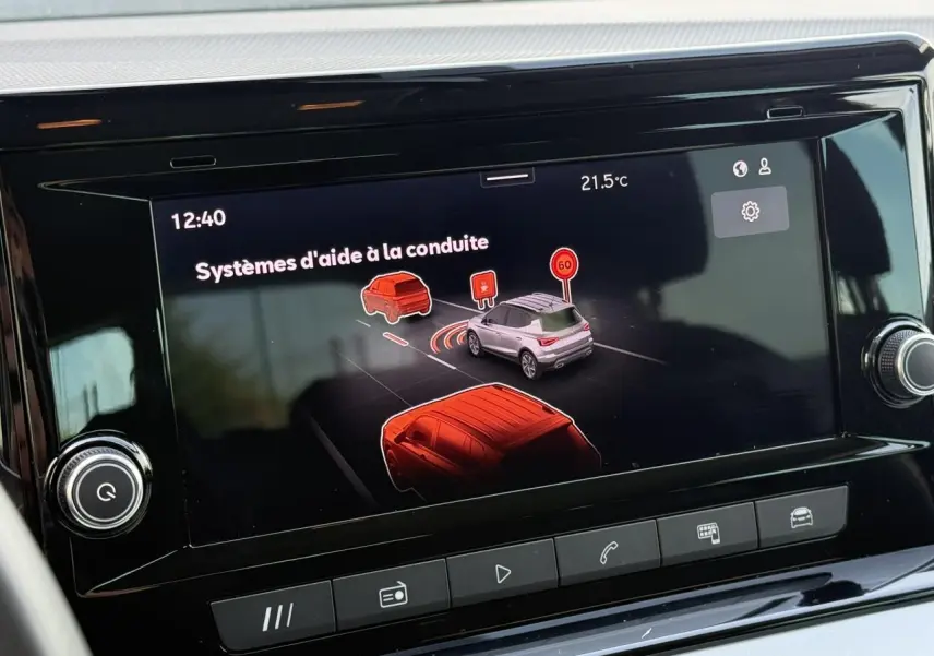 Écran tactile intérieur montrant l'interface des systèmes d'aide à la conduite du SEAT Arona, vue rapprochée.