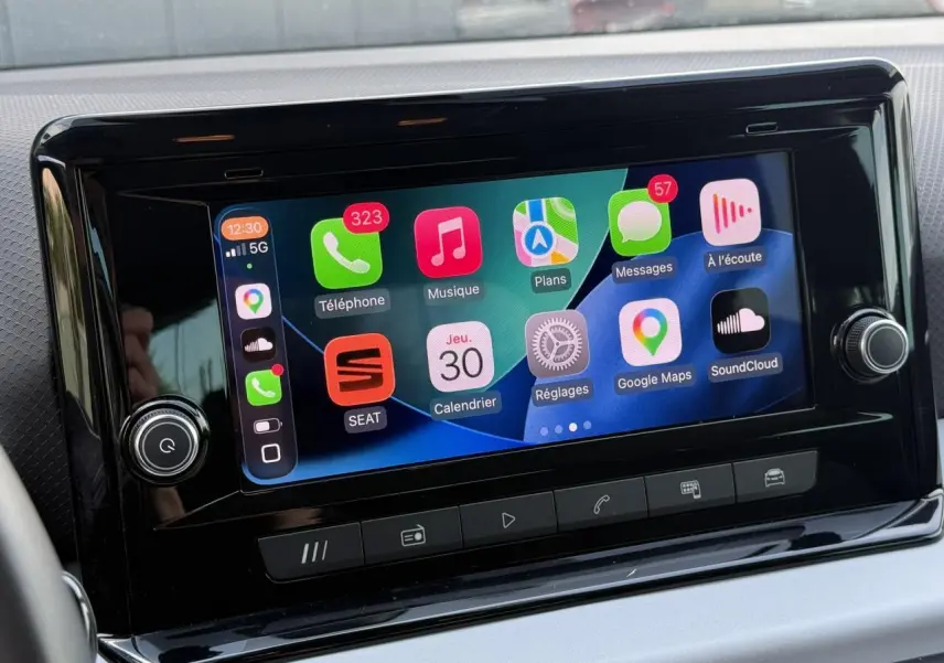 Écran tactile central du système MediaSystem+ de la SEAT Arona TSI 115 Style, vue de face, finition noire brillante.