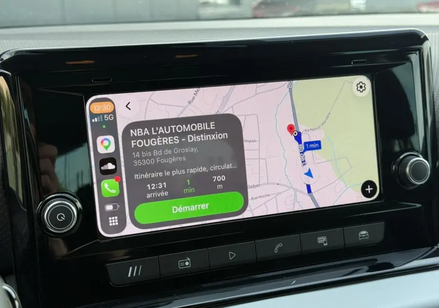 Écran tactile 8,25" du système MediaSystem+ de la SEAT Arona 2025 affichant une navigation GPS connectée.