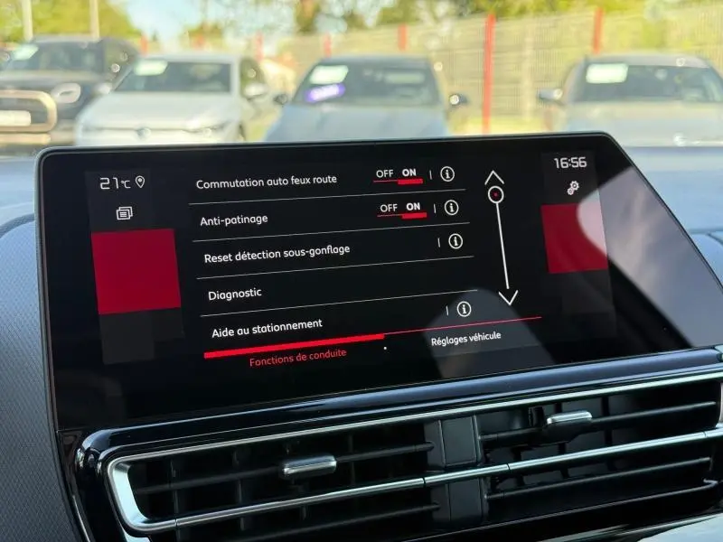 Écran tactile intérieur du Citroën C5 Aircross 2025 affichant les réglages d’aide à la conduite, avec tableau de bord noir.