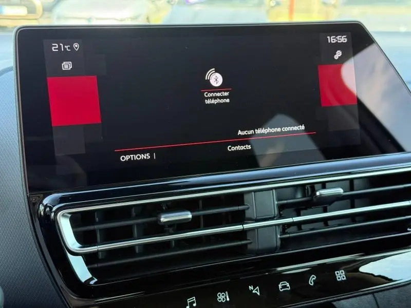 Écran tactile central du tableau de bord du Citroën C5 Aircross 2025, affichant la connexion Bluetooth, avec les grilles d’aération noires en dessous.