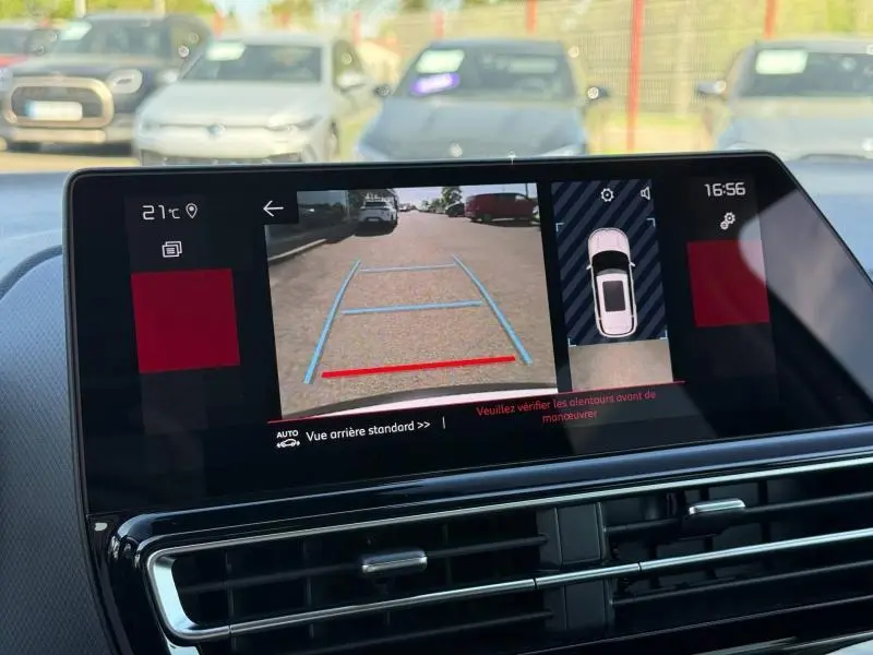 Écran intérieur du Citroën C5 Aircross 2025 montrant la caméra de recul avec guidage de trajectoire en vue arrière.