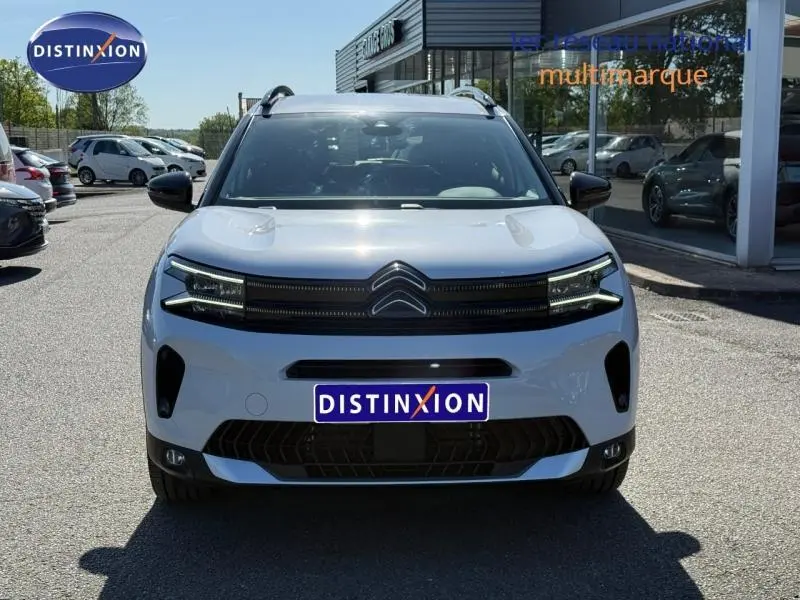 Vue de face d'un Citroën C5 Aircross blanc Okénite 2025 avec calandre noire et logo double chevron distinctif.
