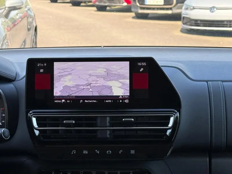 Tableau de bord du Citroën C5 Aircross 2025 avec écran tactile central affichant une carte, vue frontale intérieure.