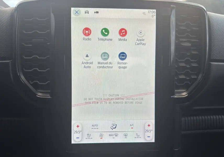Écran tactile central du Ford Ranger 2026, affichant les options multimédia et climatisation, intérieur noir.