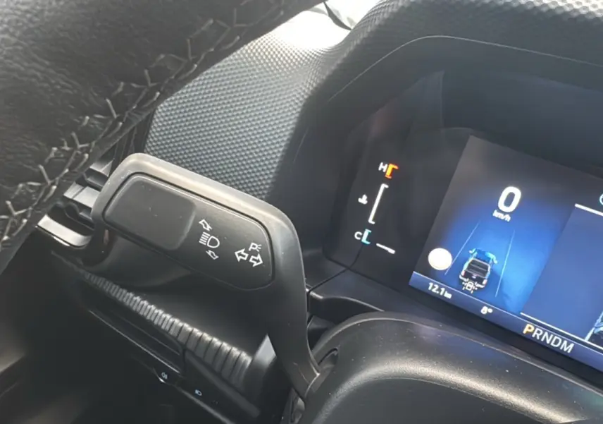 Détail du combiné d'instruments numérique et commande de clignotants du Ford Ranger gris commandeur, version 2026.