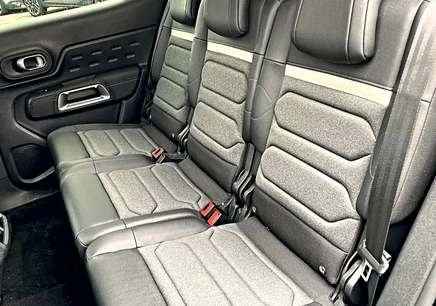 Vue intérieure côté droit sur la banquette arrière grise et noire du Citroën C5 Aircross 2025 hybride.