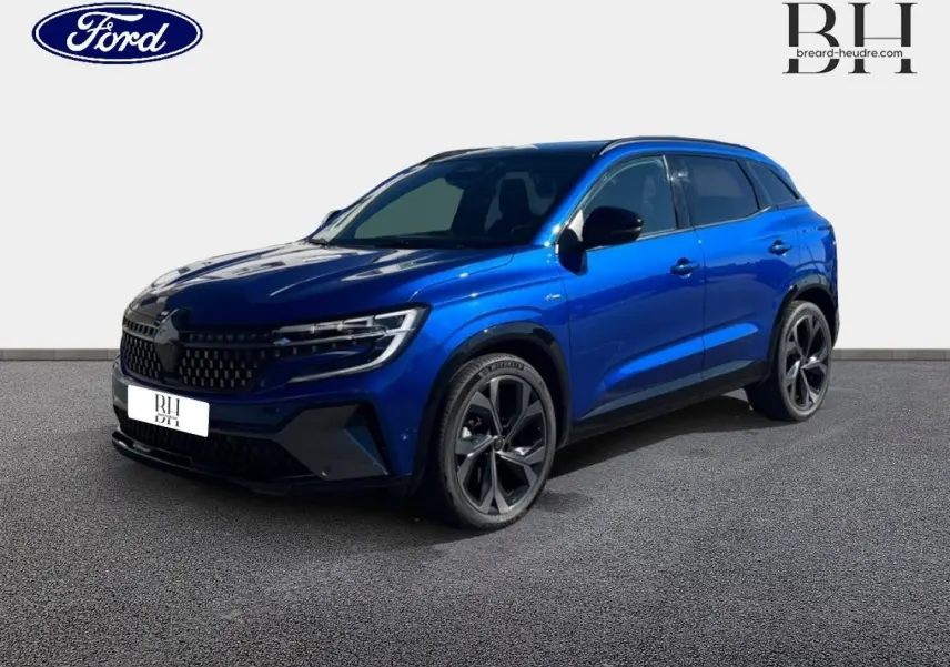 Renault Austral bleu Iron en 3/4 avant droit, avec jantes alu noires et calandre noire distinctive.