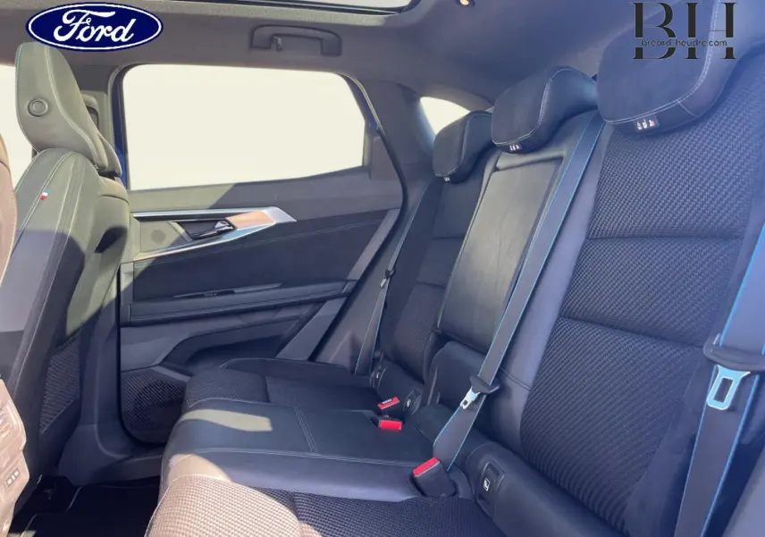 Vue latérale intérieure sur la banquette arrière en tissu carbone et Alcantara bleu du Renault Austral 2023.
