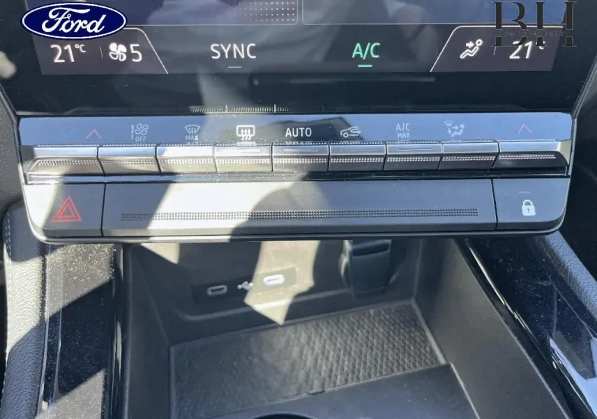 Intérieur montrant la console centrale avec commandes climatisation et ports USB du Renault Austral Bleu Iron, vue rapprochée.