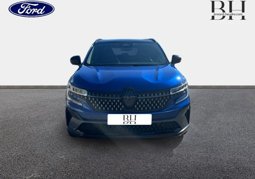 Vue frontale du Renault Austral 2023 en Bleu Iron avec calandre à motif carré et logo central distinctif.