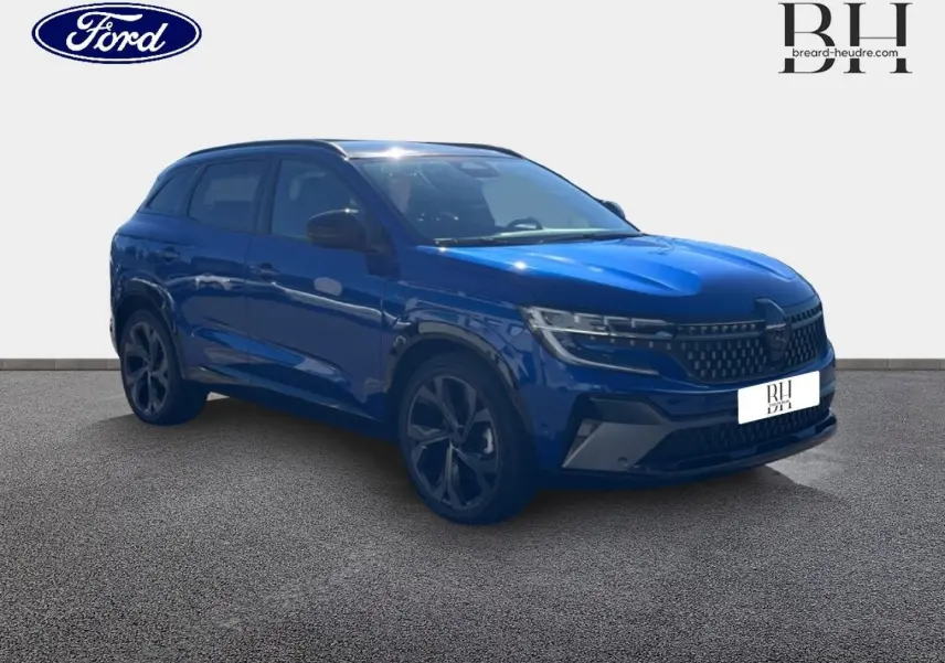 Renault Austral 1.2 E-Tech hybride bleu Iron en 3/4 avant, avec jantes alu et calandre noire distinctive.