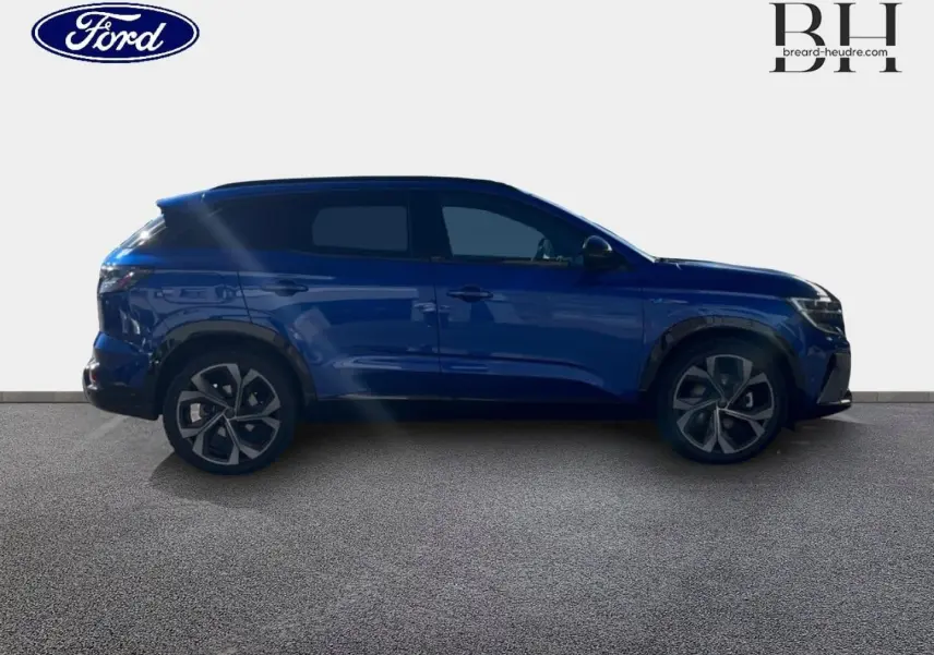 Profil côté gauche du Renault Austral 1.2 E-Tech hybride en Bleu Iron avec jantes alliage et vitres surteintées.