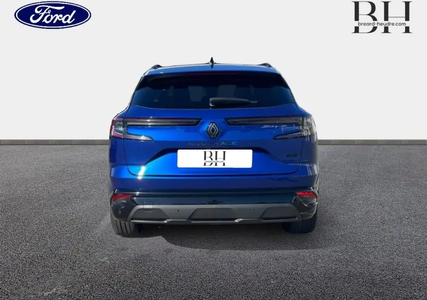 Vue arrière d'un Renault Austral bleu Iron 2023 avec feux LED étirés et becquet arrière noir brillant.