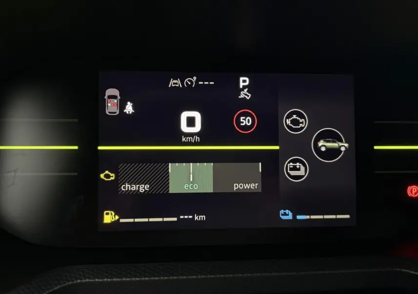 Tableau de bord digital du Dacia Duster gris Schiste, affichant la vitesse à 0 km/h et mode éco actif.